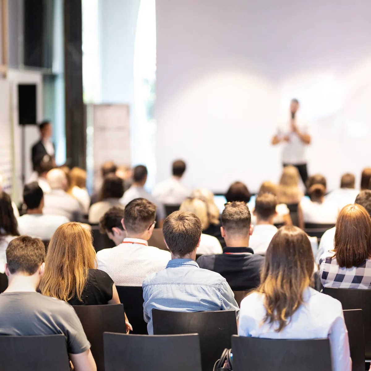 Salle de conférence avec de nombreux leads B2B