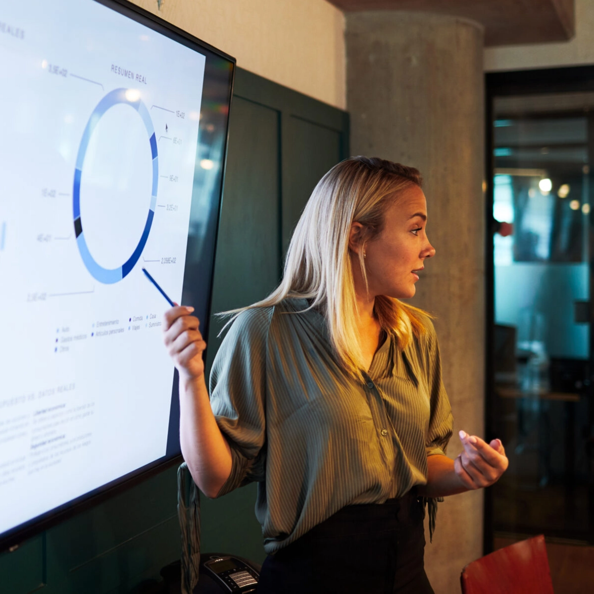 Femme qui présente une stratégie publicitaire Google Ads