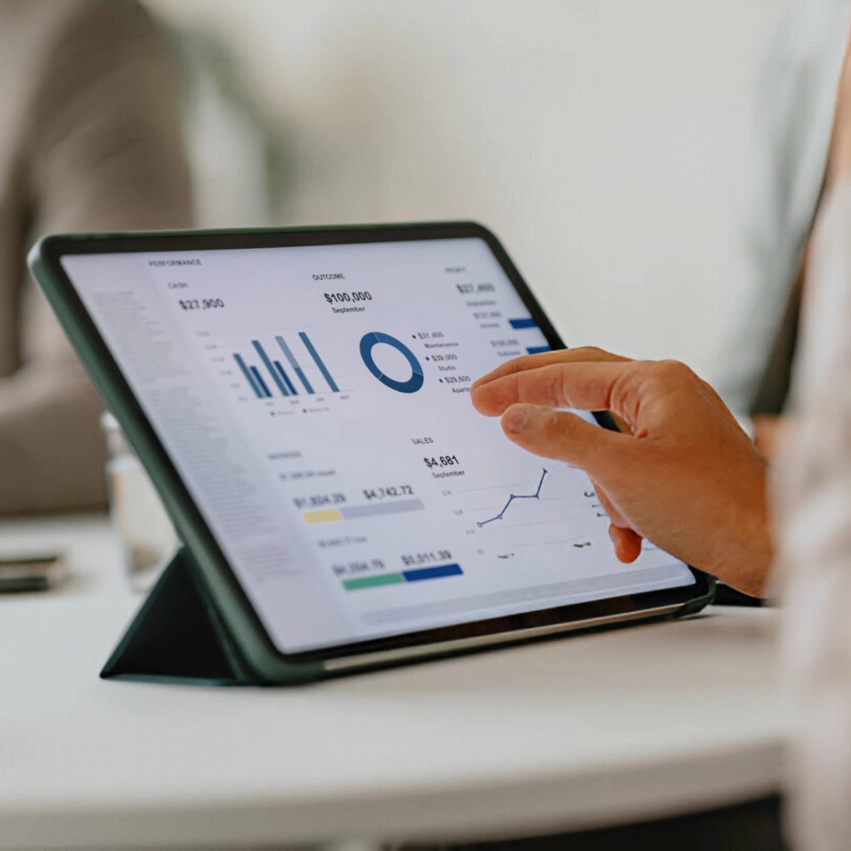 tablette montrant un graphique sur l'acquisition de prospects par une agence spécialisé B2B